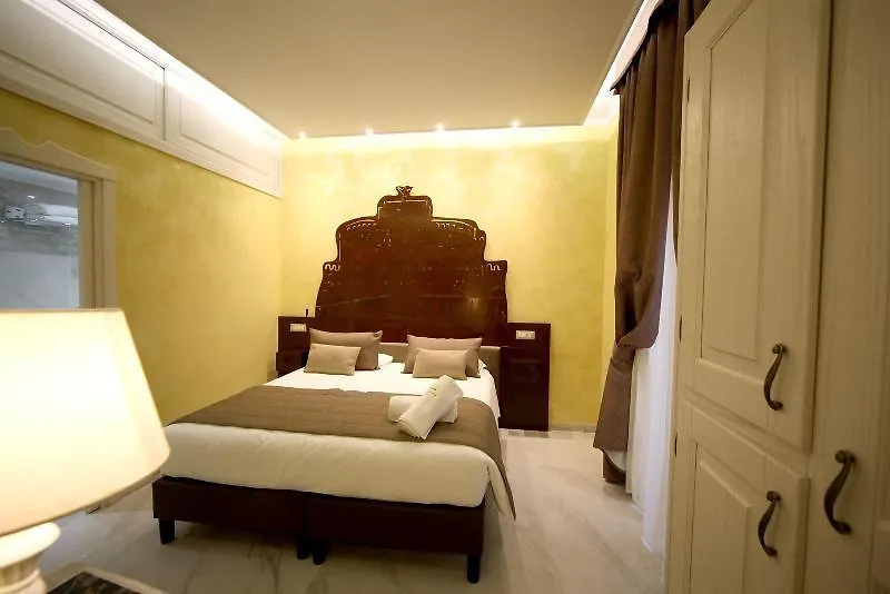Maison Tritone Rome 4*,